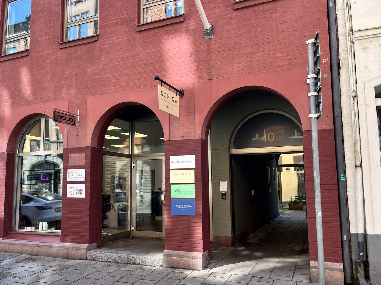 Entrén till Stora Nygatan 40 i Malmö, i en byggnad med röd tegelfasad.